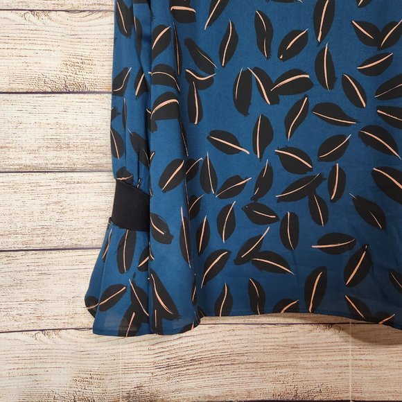 CAbi Shadow Leaf Blouse Women's Size Medium Ruffle Finish Flutter Sleeves Blue - Picture 11 of 13